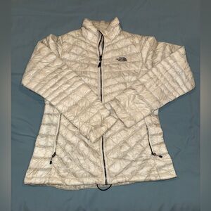 The North Face Women's Light Gray Thermoball Puffer Jacket size M